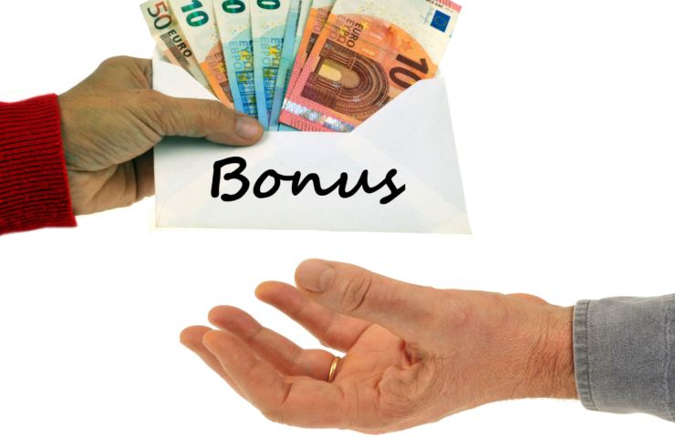 due mani che si scambiano una busta con denaro