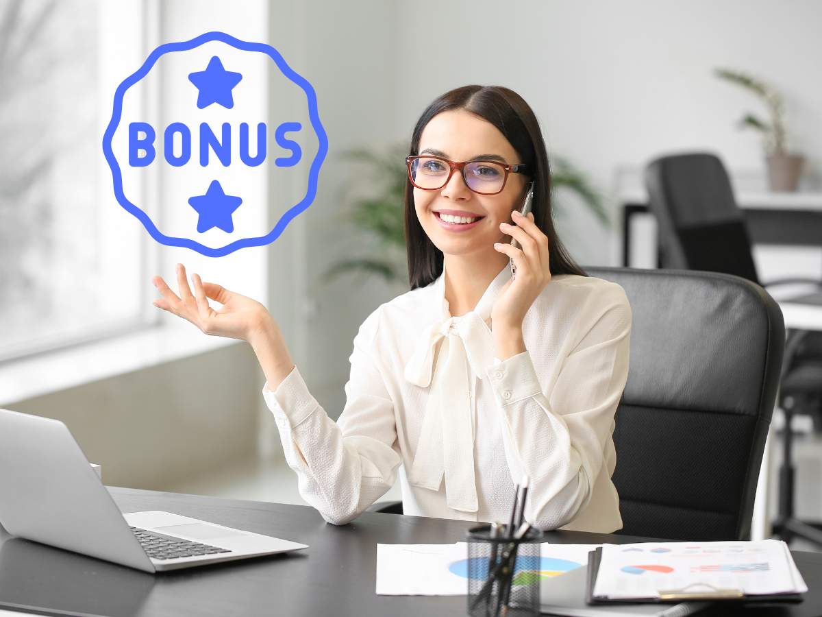 donna che lavora al computer e grafica bonus