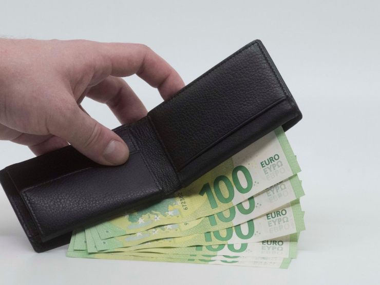 portafoglio con banconote 100 euro