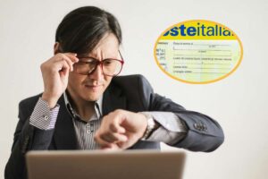 Uomo che guarda preoccupato l'orologio