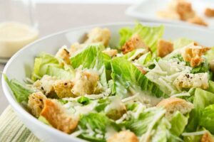 piatto di caesar salad