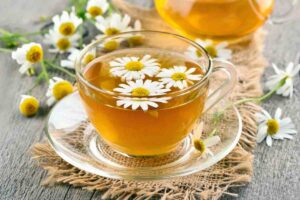 Tazza con camomilla e fiori