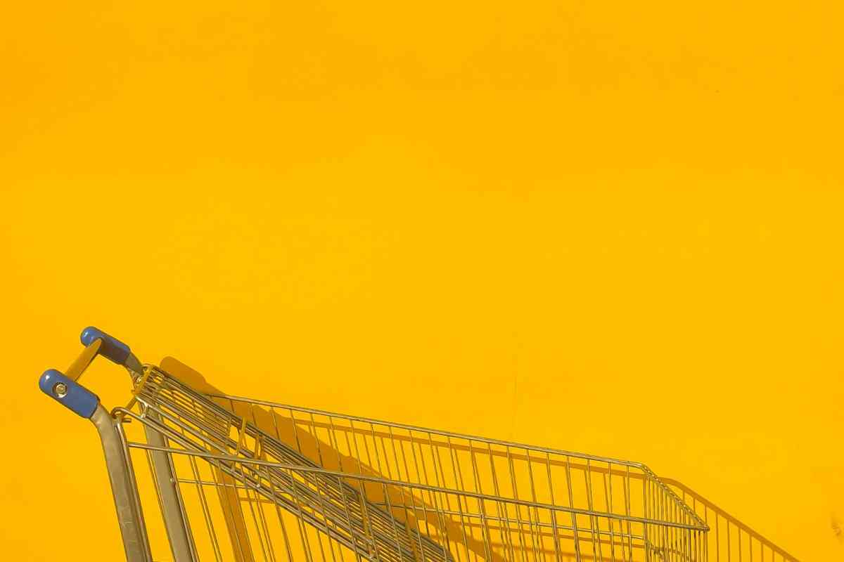 Carrello della spesa su sfondo giallo