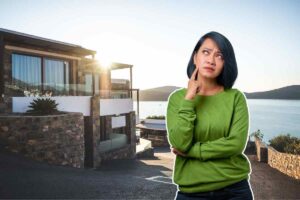 Casa al mare donna pensierosa di lato