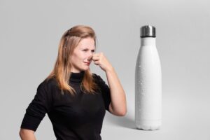 borraccia e donna che si tappa il naso
