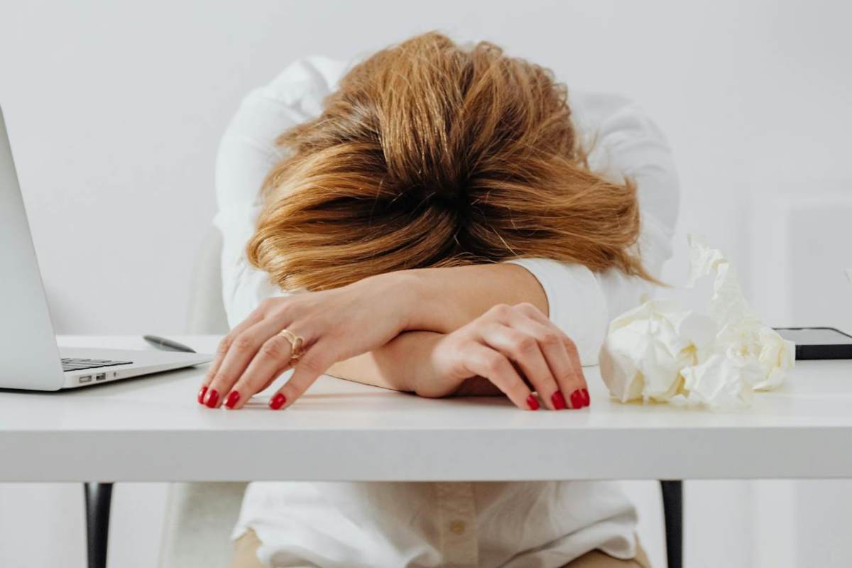 Donna che dorme in ufficio