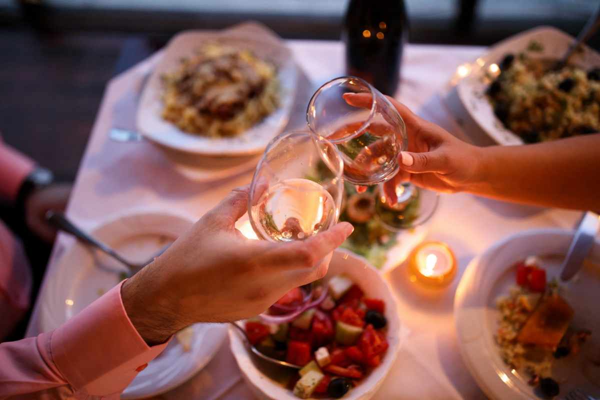 Calici di vino e tovaglia apparecchiata