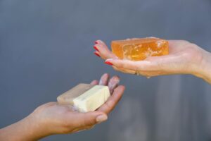 Persone che tengono in mano delle saponette