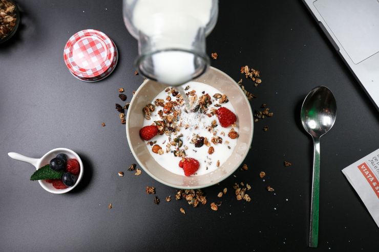 ciotola con latte frutta e cereali