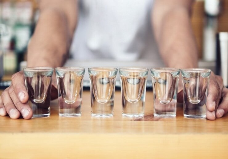 Shot con liquore trasparente disposti in fila