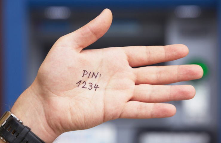 codice pin scritto sul palmo di una mano