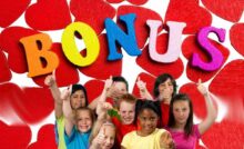 sfondo con cuoricini e scritta bonus e bambini in gruppo