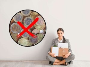 sfondo disoccupata seduta e tondo con monete euro con x rossa