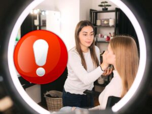 sfondo estetista e cliente e punto esclamativo simbolo