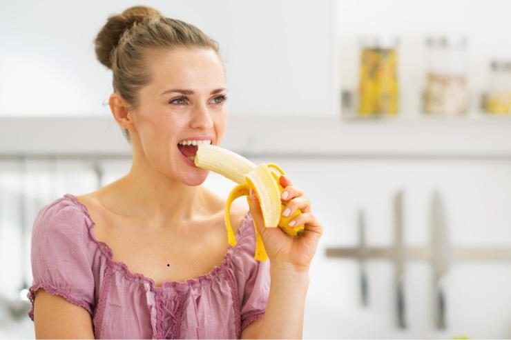 donna che mangia banana