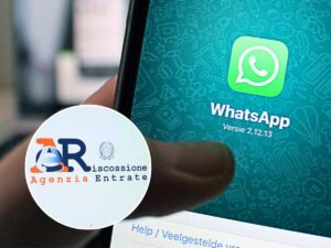 sfondo chat WhatsApp e logo Agenzia delle Entrate