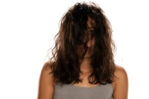 donna con capelli crespi