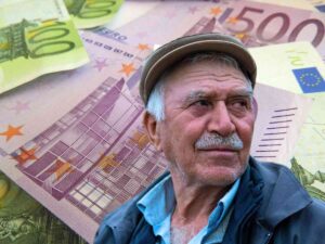 sfondo banconote euro e anziano