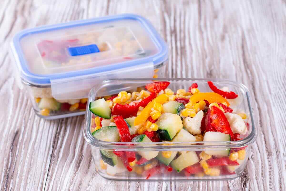 Non riuscivo mai a togliere le macchie dalle vaschette di plastica per alimenti: poi ho provato con questi due ingredienti
