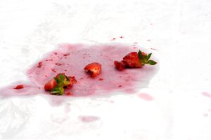 tovaglia con macchie rosse di fragole