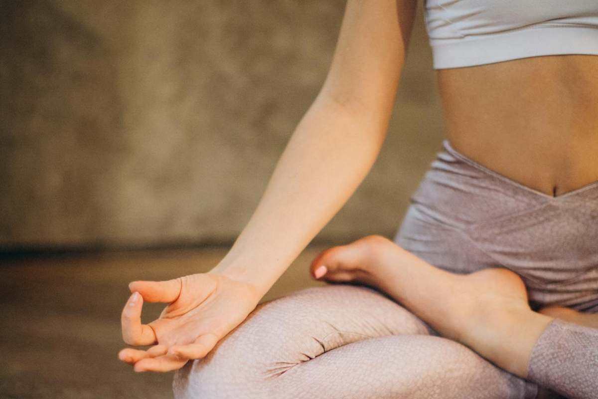 Donna che fa meditazione