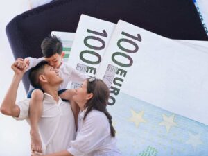 sfondo banconote euro in portafoglio e famiglia