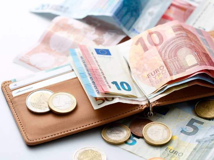 portafoglio con banconote e monete euro