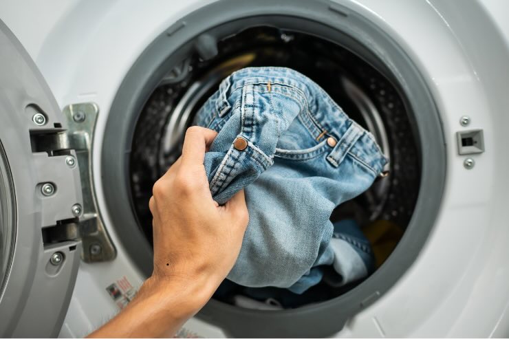 jeans nel cestello della lavatrice
