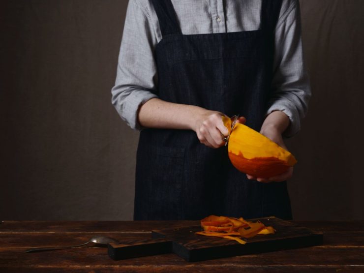 persona che pela buccia della zucca