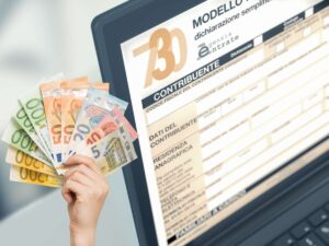 modello 730 digitale e mano che mantiene banconote
