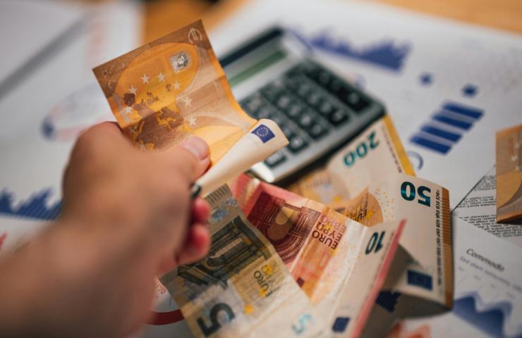 banconote di euro e calcolatrice