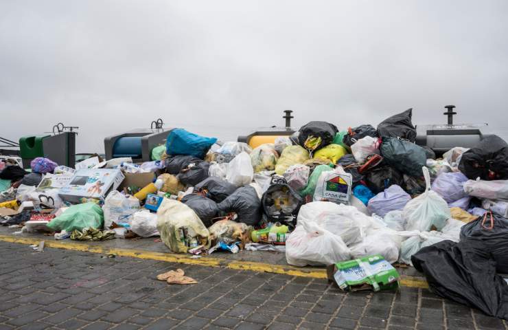 rifiuti in strada