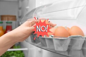 persona che prende uova dal frigo e scritta no
