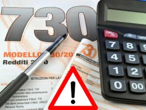 modello 730 calcolatrice e simbolo pericolo