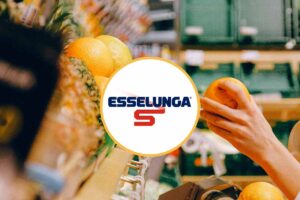 Esselunga: spesa nel supermercato. Una donna compra della frutta