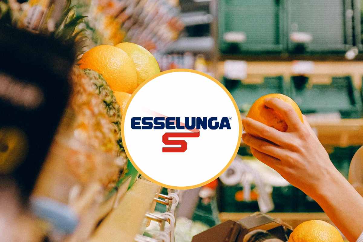 Esselunga: spesa nel supermercato. Una donna compra della frutta