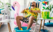 Uomo seduto su sdraio in casa