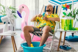 Uomo seduto su sdraio in casa