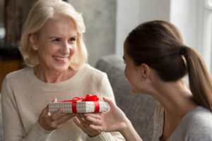 Donna che riceve un regalo