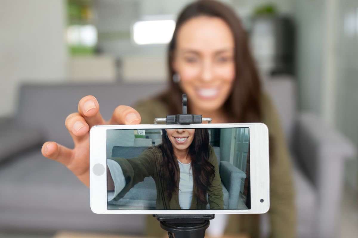 Donna che registra un video con smartphone