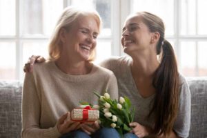 due donne sedute sul divano che sorridono