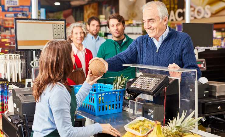 Persone in fila al supermercato