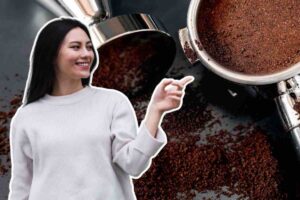 Fondi caffè e donna che li indica