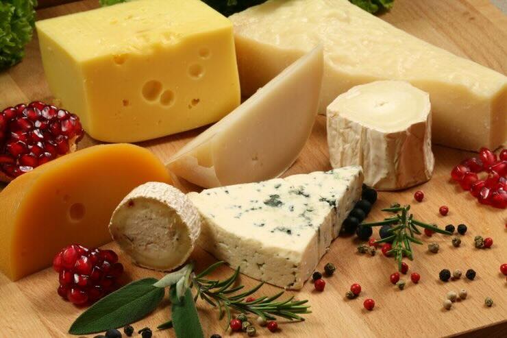 Vari pezzi di formaggio