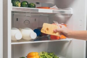 Prendere formaggio dal frigo nella pellicola
