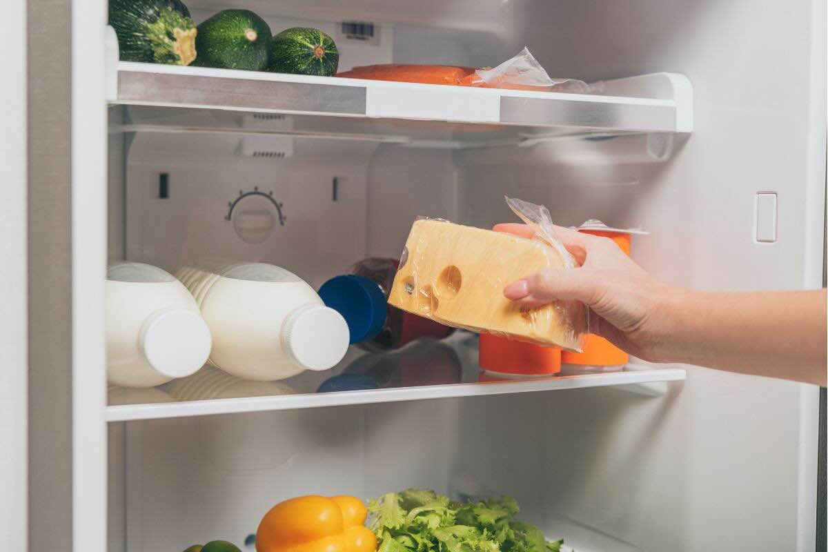 Prendere formaggio dal frigo nella pellicola