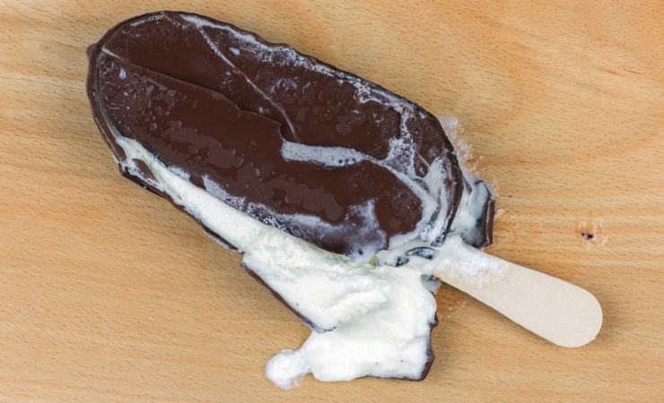 Gelato stecco al cioccolato sciolto
