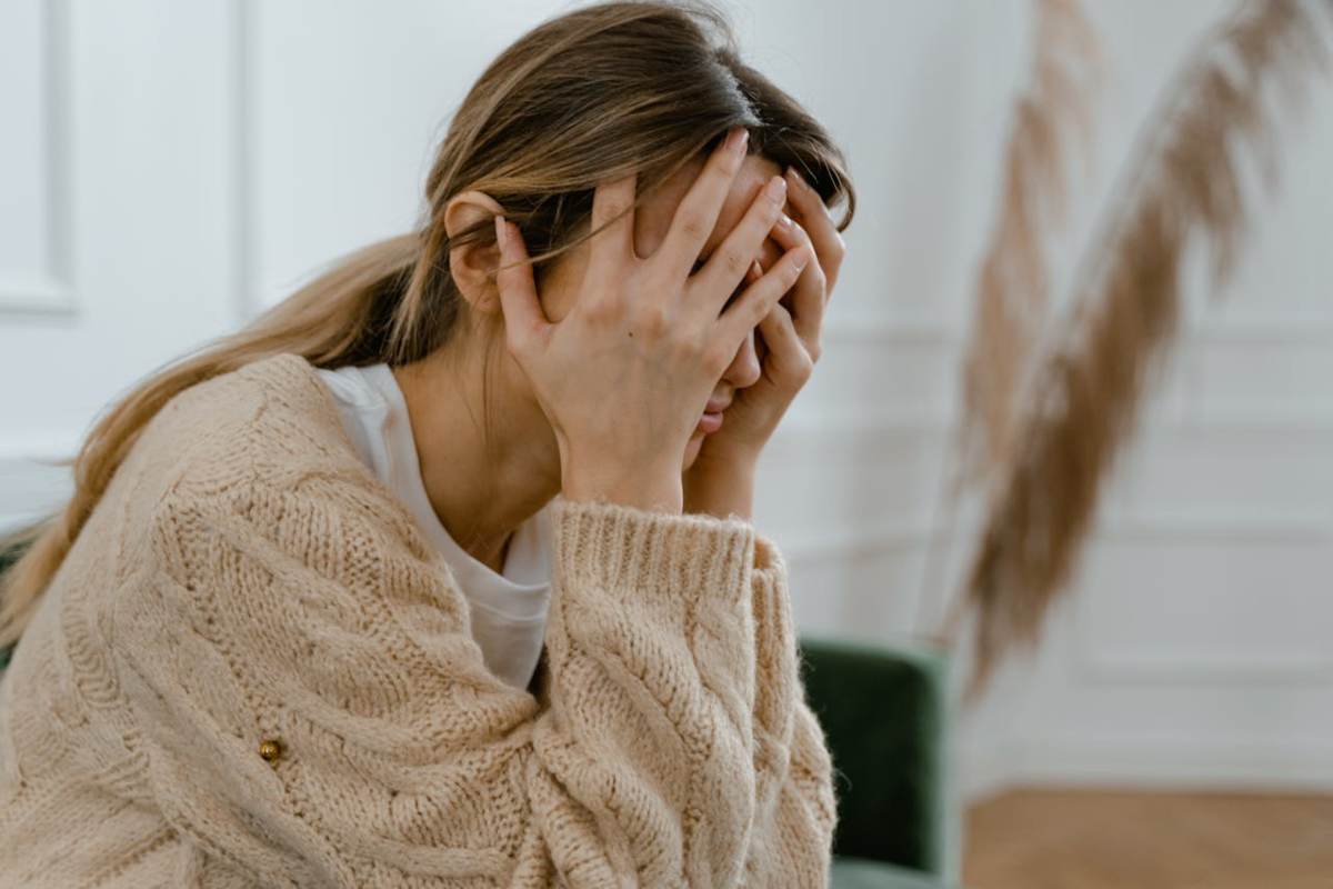 Il gesto da 2 minuti che riduce stress e ansia (e non è meditare)