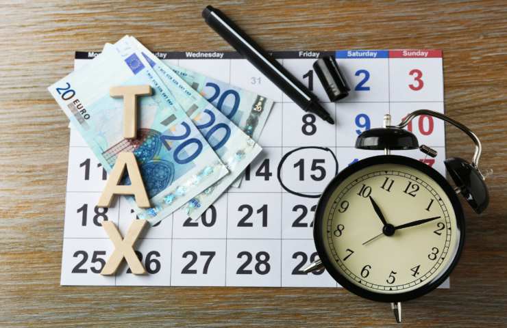 scritta tasse, contanti e calendario