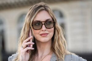 chiara ferragni al telefono